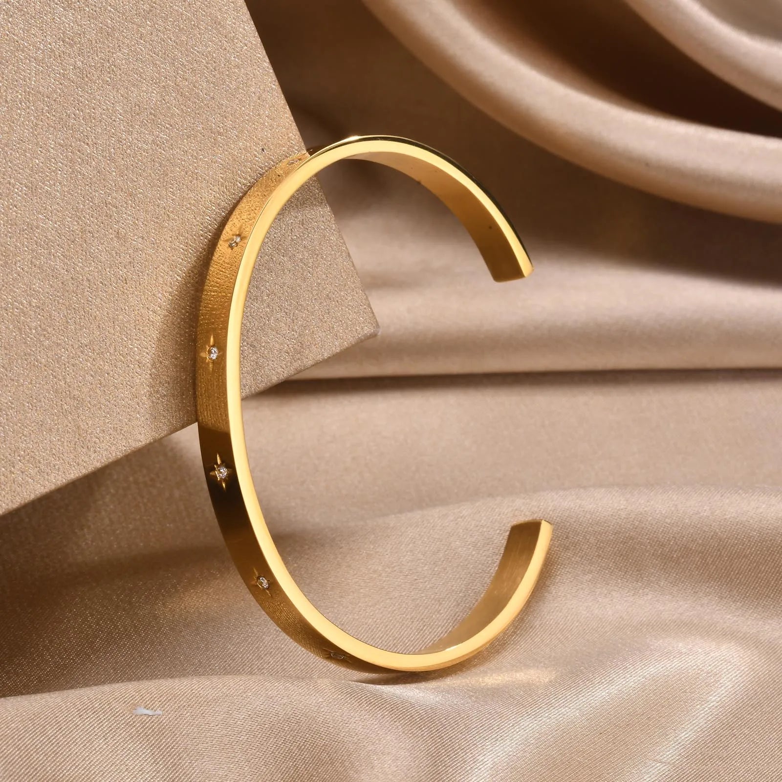 Bracelet Femme Élégant – Jonc Luxe Doré avec Zircon ✨💎